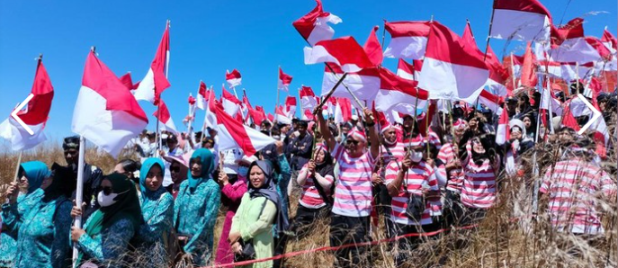 Merah Putihkan Kawah Wurung Bondowoso Jelang HUT Ke-79 RI