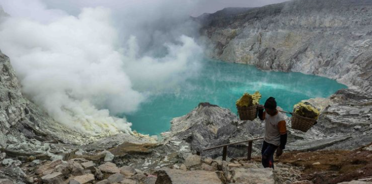 Bondowoso, sebuah kabupaten yang terletak di Jawa Timur, dikenal dengan keindahan alamnya yang memukau dan kekayaan budaya yang beragam. Terletak di antara pegunungan dan hutan yang masih alami, Bondowoso menawarkan berbagai pilihan wisata alam yang tidak hanya memanjakan mata, tetapi juga memberikan pengalaman mendalam bagi para pengunjung. Dari pesona air terjun yang menakjubkan hingga pemandangan pegunungan yang menyejukkan, Bondowoso siap menyambut siapa saja yang ingin menjelajahi keindahan alamnya. Dalam artikel ini, kita akan membahas lima tempat wisata di Bondowoso yang wajib dikunjungi, masing-masing dengan keunikan dan atraksinya sendiri. 1. Air Terjun Tancak Air Terjun Tancak merupakan salah satu keajaiban alam yang ada di Bondowoso. Terletak di Desa Sumber Manggis, air terjun ini memiliki ketinggian sekitar 50 meter dengan aliran air yang jernih dan segar. Untuk mencapai lokasi ini, pengunjung perlu melakukan pendakian menuju hutan yang asri, tetapi perjalanan ini akan terbayar dengan pemandangan yang luar biasa. Keindahan Air Terjun Tancak dapat dinikmati dari berbagai sudut. Di sekitar area air terjun, terdapat batu-batu besar yang memberikan kesan dramatis pada pemandangan. Suara gemuruh air yang jatuh dan kesegaran udara pegunungan membuat suasana sangat menenangkan. Bagi Anda yang gemar berfoto, tempat ini menjadi spot yang sempurna untuk mendapatkan gambar yang Instagramable. Tidak hanya itu, pengunjung juga bisa menikmati kegiatan lain seperti trekking di sekitar air terjun atau piknik di tepi sungai. Terdapat beberapa tempat yang nyaman untuk duduk dan menikmati makanan sambil mendengarkan suara alam. Pastikan untuk membawa peralatan yang diperlukan dan menjaga kebersihan area lokasi agar keindahan alam ini tetap terjaga. 2. Kawah Ijen Kawah Ijen adalah salah satu destinasi wisata paling terkenal di Bondowoso dan merupakan bagian dari Taman Wisata Alam Ijen. Dikenal karena fenomena blue fire-nya, kawah ini menarik wisatawan dari seluruh dunia. Dengan ketinggian sekitar 2.443 mdpl, pengunjung dapat menikmati pemandangan yang menakjubkan saat fajar tiba. Perjalanan menuju Kawah Ijen biasanya dimulai pada dini hari agar pengunjung dapat menyaksikan keindahan blue fire sebelum matahari terbit. Fenomena ini terjadi karena gas belerang yang terbakar saat keluar dari celah-celah kawah. Setelah menikmati keindahan blue fire, pengunjung dapat melanjutkan perjalanan ke tepi kawah untuk menyaksikan danau kawah yang berwarna hijau toska yang memukau. Kawah Ijen juga merupakan tempat yang populer bagi para penambang belerang. Pengunjung dapat melihat para penambang yang bekerja keras mengambil belerang dari dalam kawah. Meskipun pemandangannya indah, penting untuk selalu mengutamakan keselamatan saat berkunjung ke tempat ini. Disarankan untuk menggunakan masker untuk melindungi diri dari gas berbahaya yang mungkin terhirup. 3. Kebun Teh Wonosari Kebun Teh Wonosari terletak di Kecamatan Ijen dan merupakan salah satu kebun teh yang terkenal di Bondowoso. Kebun ini menawarkan pemandangan hijau yang menenangkan dengan hamparan daun teh yang terawat rapi. Suasana sejuk dan segar di kawasan ini menjadikannya tempat ideal untuk bersantai dan menikmati keindahan alam. Pengunjung bisa melakukan berbagai kegiatan selama berkunjung ke Kebun Teh Wonosari, seperti berjalan-jalan di antara tanaman teh, belajar tentang proses pengolahan teh, atau menikmati secangkir teh sambil melihat pemandangan yang menawan. Ada pula area yang disediakan untuk berfoto, sehingga Anda dapat mengabadikan momen indah di kebun teh ini. Bagi mereka yang menyukai aktivitas outdoor, trekking di sekitar kebun teh bisa menjadi pilihan menarik. Anda dapat menjelajahi jalur-jalur yang ada dan menikmati keindahan alam sekitar. Jangan lupa untuk membawa camera untuk menangkap momen-momen berharga saat menjelajahi kebun teh yang luas ini. 4. Pemandian Air Panas Cangar Pemandian Air Panas Cangar adalah destinasi wisata yang menawarkan relaksasi dan penyembuhan bagi pengunjung. Terletak di kaki Gunung Welirang, pemandian ini memiliki sumber air panas alami yang kaya akan mineral. Air panasnya diyakini memiliki khasiat untuk kesehatan, sehingga banyak wisatawan datang untuk berendam. Tempat ini tidak hanya menawarkan fasilitas pemandian air panas, tetapi juga keindahan alam yang memukau. Dikelilingi oleh pepohonan hijau dan udara yang sejuk, Pemandian Air Panas Cangar adalah tempat yang ideal untuk melepas penat. Pengunjung dapat memilih untuk berendam di kolam air panas atau menikmati suasana dengan duduk santai di tepi kolam. Selain berendam, pengunjung juga dapat menjelajahi area sekitar yang menawarkan berbagai spot menarik. Terdapat jalur trekking yang mengarah ke perkebunan dan hutan sekitar yang dapat diakses dengan mudah. Kegiatan ini akan memberikan pengalaman tambahan yang menyenangkan bagi Anda yang mencintai alam.