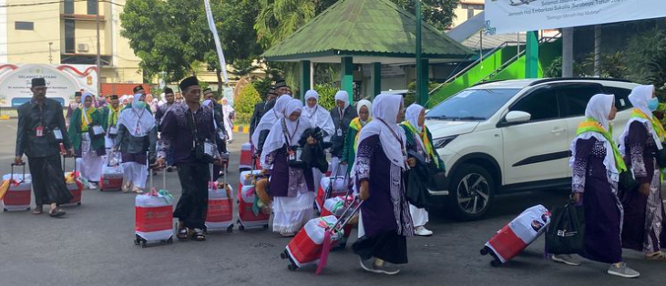 Setiap tahun, jutaan umat Muslim di seluruh dunia berangkat ke Tanah Suci untuk menjalankan ibadah haji. Namun, perjalanan spiritual ini tidak selalu berjalan mulus. Salah satunya adalah kisah seorang jemaah haji asal Bondowoso yang baru menyadari kehamilannya pada minggu keenam menjelang keberangkatan. Keputusan untuk membatalkan keberangkatan ke Tanah Suci demi kesehatan janin dan ibunya menjadi sebuah pilihan sulit yang dihadapi oleh banyak orang. Artikel ini akan membahas lebih dalam mengenai peristiwa ini, dampak psikologis dan sosial yang ditimbulkan, serta pandangan medis terkait kehamilan dan perjalanan jauh. 1. Kejadian yang Mengejutkan: Mengetahui Kehamilan di Waktu Terakhir Mengetahui bahwa seseorang sedang hamil di waktu yang tidak tepat, terutama menjelang keberangkatan ibadah haji, dapat menciptakan situasi yang sangat mengejutkan dan memunculkan berbagai perasaan campur aduk. Dalam kasus jemaah haji asal Bondowoso, perasaan ini semakin kompleks ketika berita kehamilan tersebut datang pada saat persiapan keberangkatan sudah hampir rampung. Kehamilan, khususnya pada trimester pertama, sering kali tidak disadari oleh wanita yang memiliki siklus menstruasi yang tidak teratur atau mereka yang tidak merasakan gejala awal. Ketidakpastian dan kebingungan bisa menjadi tantangan tersendiri, terutama bagi mereka yang sudah mempersiapkan diri secara mental dan fisik untuk melakukan perjalanan jauh. Kesehatan ibu dan janin menjadi prioritas utama, mengingat risiko yang mungkin muncul saat melakukan perjalanan panjang di tengah kondisi yang tidak stabil. Bagi jemaah haji lainnya, berita ini bisa menjadi pelajaran berharga untuk selalu memperhatikan kesehatan tubuh dan kondisi fisik sebelum melakukan perjalanan jauh. Dari sudut pandang sosial, keputusan untuk membatalkan keberangkatan mungkin menimbulkan berbagai reaksi, baik dari keluarga maupun teman-teman. Namun, alangkah pentingnya untuk memahami bahwa keselamatan ibu dan anak harus menjadi prioritas utama, meskipun itu berarti harus menunda atau bahkan membatalkan perjalanan suci tersebut. 2. Dampak Psikologis terhadap Jemaah Haji Keputusan untuk membatalkan keberangkatan haji tentu tidak hanya berdampak kepada kesehatan fisik, tetapi juga psikologis. Bagi banyak orang, ibadah haji adalah momen yang sangat dinanti-nanti dan menjadi puncak dari perjalanan spiritual. Membatalkan rencana tersebut bisa menyebabkan perasaan kehilangan, penyesalan, dan bahkan depresi. Perasaan ini dapat dipicu oleh banyak faktor, antara lain harapan yang tinggi untuk melaksanakan ibadah haji, persiapan yang telah dilakukan, dan rasa tanggung jawab moral sebagai seorang jemaah. Dalam konteks ini, dukungan dari keluarga dan teman-teman sangatlah penting. Mereka yang mendengar kabar ini harus memahami situasi jemaah dan memberikan dukungan emosional yang diperlukan. Penting untuk menyadari bahwa perasaan yang muncul adalah bagian dari proses adaptasi terhadap situasi yang tidak terduga. Banyak orang yang mengalami stres dan kecemasan ketika rencana besar mereka terpaksa diubah. Oleh karena itu, jemaah haji asal Bondowoso ini sangat mungkin perlu menjalani proses penyembuhan emosional, termasuk mencari dukungan dari profesional jika diperlukan. Secara keseluruhan, penting bagi individu untuk memahami dan mengelola emosi mereka, serta menemukan cara untuk tetap terhubung dengan komunitas spiritual mereka meskipun tidak dapat pergi ke Tanah Suci. Mendiskusikan perasaan dan pengalaman dengan orang-orang terdekat bisa menjadi langkah awal yang baik untuk memulihkan semangat. 3. Pertimbangan Medis dalam Perjalanan Haji untuk Ibu Hamil Dari perspektif medis, kehamilan memiliki sejumlah pertimbangan yang harus diperhatikan sebelum melakukan perjalanan, terutama untuk perjalanan jauh seperti ibadah haji. Perjalanan panjang memerlukan kondisi fisik yang prima, dan bagi ibu hamil, hal ini menjadi semakin penting. Dokter umumnya menyarankan agar wanita hamil, terutama yang berada pada trimester pertama dan terakhir, untuk berpikir dua kali sebelum melakukan perjalanan jauh. Komplikasi seperti mual, kelelahan, dan bahkan risiko keguguran bisa meningkat saat sedang dalam perjalanan. Ini membuat jemaah haji yang baru menyadari kehamilannya pada minggu keenam harus lebih berhati-hati. Selain itu, lingkungan haji yang padat dan cuaca yang ekstrem dapat menambah risiko bagi ibu hamil. Banyak jemaah haji yang harus berjalan kaki dalam jarak jauh, yang bisa menjadi tantangan tersendiri bagi wanita hamil. Pengalaman ini bisa berbahaya bagi kesehatan ibu dan janin, sehingga keputusan untuk membatalkan keberangkatan menjadi pilihan yang bijak. Penting bagi calon jemaah haji untuk berkonsultasi dengan dokter sebelum memutuskan untuk berangkat, terutama jika mereka mencurigai adanya kehamilan. Pemeriksaan kesehatan secara menyeluruh dapat membantu mengidentifikasi potensi risiko dan memberikan rekomendasi yang sesuai. 4. Reaksi Komunitas dan Lingkungan Sosial Setiap keputusan yang diambil oleh seseorang, terutama dalam konteks yang melibatkan ibadah, sering kali menarik perhatian dari lingkungan sekitar. Dalam kasus jemaah haji asal Bondowoso, reaksi dari komunitas dapat bervariasi. Sebagian orang mungkin memahami dan mendukung keputusan tersebut, sementara yang lain mungkin merasa kecewa atau bahkan mengkritik. Penting untuk menciptakan ruang bagi dialog terbuka mengenai keputusan ini. Komunitas dapat belajar dari pengalaman ini untuk lebih memperhatikan kesehatan dan kesejahteraan anggota mereka. Bagi jemaah haji, memberikan penjelasan yang jelas tentang situasi yang dihadapi dapat membantu mengurangi rasa tidak nyaman dalam interaksi sosial. Selain itu, reaksi positif dari komunitas dapat memberikan dukungan moral yang sangat dibutuhkan. Misalnya, mengadakan acara doa atau penggalangan dukungan dapat membantu jemaah merasa lebih diperhatikan dan dihargai. Melibatkan komunitas dalam proses ini menjadi langkah penting dalam menjaga solidaritas dan ikatan sosial. Secara keseluruhan, penting untuk memahami bahwa setiap individu memiliki konteks dan situasi yang unik. Reaksi dari lingkungan sosial dapat menjadi cerminan dari pemahaman dan kepedulian terhadap kesehatan serta keputusan pribadi yang diambil.Setiap tahun, jutaan umat Muslim di seluruh dunia berangkat ke Tanah Suci untuk menjalankan ibadah haji. Namun, perjalanan spiritual ini tidak selalu berjalan mulus. Salah satunya adalah kisah seorang jemaah haji asal Bondowoso yang baru menyadari kehamilannya pada minggu keenam menjelang keberangkatan. Keputusan untuk membatalkan keberangkatan ke Tanah Suci demi kesehatan janin dan ibunya menjadi sebuah pilihan sulit yang dihadapi oleh banyak orang. Artikel ini akan membahas lebih dalam mengenai peristiwa ini, dampak psikologis dan sosial yang ditimbulkan, serta pandangan medis terkait kehamilan dan perjalanan jauh. 1. Kejadian yang Mengejutkan: Mengetahui Kehamilan di Waktu Terakhir Mengetahui bahwa seseorang sedang hamil di waktu yang tidak tepat, terutama menjelang keberangkatan ibadah haji, dapat menciptakan situasi yang sangat mengejutkan dan memunculkan berbagai perasaan campur aduk. Dalam kasus jemaah haji asal Bondowoso, perasaan ini semakin kompleks ketika berita kehamilan tersebut datang pada saat persiapan keberangkatan sudah hampir rampung. Kehamilan, khususnya pada trimester pertama, sering kali tidak disadari oleh wanita yang memiliki siklus menstruasi yang tidak teratur atau mereka yang tidak merasakan gejala awal. Ketidakpastian dan kebingungan bisa menjadi tantangan tersendiri, terutama bagi mereka yang sudah mempersiapkan diri secara mental dan fisik untuk melakukan perjalanan jauh. Kesehatan ibu dan janin menjadi prioritas utama, mengingat risiko yang mungkin muncul saat melakukan perjalanan panjang di tengah kondisi yang tidak stabil. Bagi jemaah haji lainnya, berita ini bisa menjadi pelajaran berharga untuk selalu memperhatikan kesehatan tubuh dan kondisi fisik sebelum melakukan perjalanan jauh. Dari sudut pandang sosial, keputusan untuk membatalkan keberangkatan mungkin menimbulkan berbagai reaksi, baik dari keluarga maupun teman-teman. Namun, alangkah pentingnya untuk memahami bahwa keselamatan ibu dan anak harus menjadi prioritas utama, meskipun itu berarti harus menunda atau bahkan membatalkan perjalanan suci tersebut. 2. Dampak Psikologis terhadap Jemaah Haji Keputusan untuk membatalkan keberangkatan haji tentu tidak hanya berdampak kepada kesehatan fisik, tetapi juga psikologis. Bagi banyak orang, ibadah haji adalah momen yang sangat dinanti-nanti dan menjadi puncak dari perjalanan spiritual. Membatalkan rencana tersebut bisa menyebabkan perasaan kehilangan, penyesalan, dan bahkan depresi. Perasaan ini dapat dipicu oleh banyak faktor, antara lain harapan yang tinggi untuk melaksanakan ibadah haji, persiapan yang telah dilakukan, dan rasa tanggung jawab moral sebagai seorang jemaah. Dalam konteks ini, dukungan dari keluarga dan teman-teman sangatlah penting. Mereka yang mendengar kabar ini harus memahami situasi jemaah dan memberikan dukungan emosional yang diperlukan. Penting untuk menyadari bahwa perasaan yang muncul adalah bagian dari proses adaptasi terhadap situasi yang tidak terduga. Banyak orang yang mengalami stres dan kecemasan ketika rencana besar mereka terpaksa diubah. Oleh karena itu, jemaah haji asal Bondowoso ini sangat mungkin perlu menjalani proses penyembuhan emosional, termasuk mencari dukungan dari profesional jika diperlukan. Secara keseluruhan, penting bagi individu untuk memahami dan mengelola emosi mereka, serta menemukan cara untuk tetap terhubung dengan komunitas spiritual mereka meskipun tidak dapat pergi ke Tanah Suci. Mendiskusikan perasaan dan pengalaman dengan orang-orang terdekat bisa menjadi langkah awal yang baik untuk memulihkan semangat. 3. Pertimbangan Medis dalam Perjalanan Haji untuk Ibu Hamil Dari perspektif medis, kehamilan memiliki sejumlah pertimbangan yang harus diperhatikan sebelum melakukan perjalanan, terutama untuk perjalanan jauh seperti ibadah haji. Perjalanan panjang memerlukan kondisi fisik yang prima, dan bagi ibu hamil, hal ini menjadi semakin penting. Dokter umumnya menyarankan agar wanita hamil, terutama yang berada pada trimester pertama dan terakhir, untuk berpikir dua kali sebelum melakukan perjalanan jauh. Komplikasi seperti mual, kelelahan, dan bahkan risiko keguguran bisa meningkat saat sedang dalam perjalanan. Ini membuat jemaah haji yang baru menyadari kehamilannya pada minggu keenam harus lebih berhati-hati. Selain itu, lingkungan haji yang padat dan cuaca yang ekstrem dapat menambah risiko bagi ibu hamil. Banyak jemaah haji yang harus berjalan kaki dalam jarak jauh, yang bisa menjadi tantangan tersendiri bagi wanita hamil. Pengalaman ini bisa berbahaya bagi kesehatan ibu dan janin, sehingga keputusan untuk membatalkan keberangkatan menjadi pilihan yang bijak. Penting bagi calon jemaah haji untuk berkonsultasi dengan dokter sebelum memutuskan untuk berangkat, terutama jika mereka mencurigai adanya kehamilan. Pemeriksaan kesehatan secara menyeluruh dapat membantu mengidentifikasi potensi risiko dan memberikan rekomendasi yang sesuai. 4. Reaksi Komunitas dan Lingkungan Sosial Setiap keputusan yang diambil oleh seseorang, terutama dalam konteks yang melibatkan ibadah, sering kali menarik perhatian dari lingkungan sekitar. Dalam kasus jemaah haji asal Bondowoso, reaksi dari komunitas dapat bervariasi. Sebagian orang mungkin memahami dan mendukung keputusan tersebut, sementara yang lain mungkin merasa kecewa atau bahkan mengkritik. Penting untuk menciptakan ruang bagi dialog terbuka mengenai keputusan ini. Komunitas dapat belajar dari pengalaman ini untuk lebih memperhatikan kesehatan dan kesejahteraan anggota mereka. Bagi jemaah haji, memberikan penjelasan yang jelas tentang situasi yang dihadapi dapat membantu mengurangi rasa tidak nyaman dalam interaksi sosial. Selain itu, reaksi positif dari komunitas dapat memberikan dukungan moral yang sangat dibutuhkan. Misalnya, mengadakan acara doa atau penggalangan dukungan dapat membantu jemaah merasa lebih diperhatikan dan dihargai. Melibatkan komunitas dalam proses ini menjadi langkah penting dalam menjaga solidaritas dan ikatan sosial. Secara keseluruhan, penting untuk memahami bahwa setiap individu memiliki konteks dan situasi yang unik. Reaksi dari lingkungan sosial dapat menjadi cerminan dari pemahaman dan kepedulian terhadap kesehatan serta keputusan pribadi yang diambil.