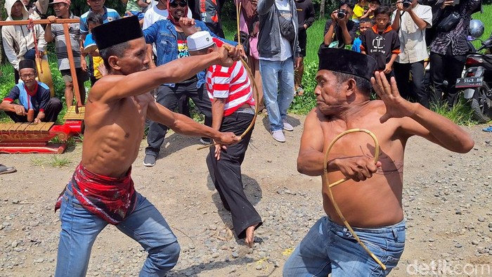 Melihat Tradisi Ojung di Bondowoso yang Dipercaya Bisa Datangkan Hujan