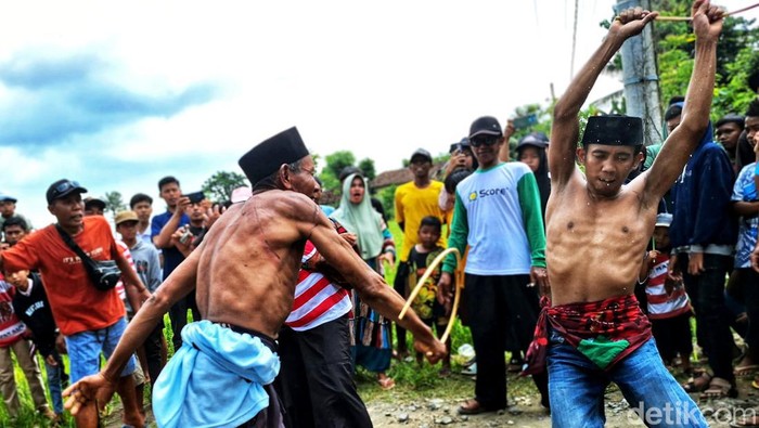 Potret Tradisi Ojung di Bondowoso