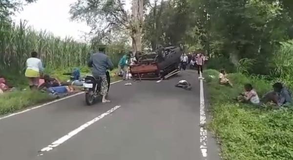 Kecelakaan lalu lintas di Indonesia kerap menjadi sorotan publik, terutama jika melibatkan jumlah korban jiwa yang cukup banyak. Salah satu insiden tragis terjadi di Bondowoso, di mana sebuah kendaraan pikap terbalik, menyebabkan tujuh penumpang tewas dan beberapa lainnya mengalami luka-luka. Pengemudi kendaraan, yang selamat dari kecelakaan tersebut, kini ditetapkan sebagai tersangka. Artikel ini akan membahas lebih dalam mengenai kejadian tersebut, mulai dari kronologi kecelakaan, faktor penyebab, hingga dampak hukum yang dihadapi oleh sopir. Dengan informasi yang lengkap dan jelas, diharapkan pembaca dapat memahami betapa seriusnya masalah kecelakaan lalu lintas dan pentingnya keselamatan di jalan raya. Kronologi Kejadian Kecelakaan Kecelakaan tragis yang menewaskan tujuh penumpang ini terjadi pada hari Minggu pagi, sekitar pukul 09.00 WIB. Pikap yang mengangkut penumpang berjumlah lebih dari kapasitas yang telah ditentukan, melaju kencang di jalur yang kurang baik. Pengemudi, yang diketahui masih berusia muda, tampak tidak memperhatikan kondisi jalan. Pada saat melintas di tikungan tajam, kendaraan kehilangan kendali dan terbalik. Kecelakaan ini bukan hanya mengakibatkan tujuh nyawa melayang, tetapi juga meninggalkan sejumlah penumpang lain dalam kondisi kritis. Kejadian ini mengejutkan masyarakat Bondowoso, yang segera berbondong-bondong datang ke lokasi untuk melihat situasi. Dalam suasana haru dan duka, petugas kepolisian dan tim medis segera melakukan evakuasi terhadap korban. Proses evakuasi dilakukan dalam waktu yang cukup cepat mengingat jumlah korban yang banyak. Para penumpang yang tidak tewas langsung dilarikan ke rumah sakit terdekat untuk mendapatkan perawatan medis. Menurut saksi mata yang berada di lokasi kejadian, sopir terlihat melaju dengan kecepatan tinggi dan tidak tampak melakukan upaya untuk mengurangi kecepatan saat memasuki tikungan. Hal ini mengindikasikan bahwa terdapat kelalaian dari pihak sopir yang berkontribusi terhadap terjadinya kecelakaan tersebut. Setelah kejadian, pihak kepolisian langsung mengamankan lokasi dan melakukan penyelidikan lebih lanjut. Faktor Penyebab Kecelakaan Kecelakaan yang menewaskan tujuh penumpang di Bondowoso ini tidak hanya disebabkan oleh faktor kelalaian sopir, tetapi juga dipengaruhi oleh beberapa faktor lain yang perlu diperhatikan. Pertama, faktor manusia. Dari hasil penyelidikan, terungkap bahwa sopir tidak memiliki pengalaman yang cukup dalam mengemudikan kendaraan berat. Selain itu, kondisi fisik dan mental sopir saat mengemudi juga menjadi pertimbangan. Apakah sopir dalam keadaan sehat atau mengalami kelelahan juga dapat menjadi faktor yang mempengaruhi konsentrasi saat berkendara. Kedua, faktor teknis kendaraan. Kendaraan pikap yang digunakan seharusnya dalam kondisi baik dan layak jalan. Jika terdapat kerusakan pada kendaraan, seperti rem yang tidak berfungsi dengan baik atau masalah pada sistem kemudi, hal ini dapat menyebabkan kehilangan kendali saat berkendara. Dari hasil pemeriksaan, pihak kepolisian menemukan bahwa kendaraan tersebut tidak dalam kondisi optimal saat terlibat kecelakaan. Ketiga, faktor lingkungan. Jalan yang dilalui oleh kendaraan tersebut dikenal dengan kondisi yang cukup buruk, dengan banyak tikungan tajam dan permukaan jalan yang tidak rata. Tanpa adanya rambu-rambu yang jelas dan penerangan yang memadai, situasi berkendara menjadi semakin berbahaya. Oleh karena itu, penting bagi instansi terkait untuk melakukan perbaikan infrastruktur jalan demi keselamatan pengguna jalan. Keempat, faktor sosial. Dalam beberapa kasus, terdapat tekanan dari masyarakat untuk menggunakan angkutan umum yang melebihi kapasitas. Dalam kasus ini, sopir merasa terpaksa mengangkut lebih banyak penumpang untuk memenuhi permintaan. Hal ini menciptakan situasi berbahaya dan meningkatkan risiko terjadinya kecelakaan. Dampak Hukum Terhadap Sopir Setelah kecelakaan ini, pihak kepolisian Bondowoso langsung menetapkan sopir sebagai tersangka. Ia dijerat dengan pasal-pasal yang berkaitan dengan kelalaian dalam berkendara yang menyebabkan orang lain meninggal dunia. Dalam hukum di Indonesia, pelanggaran berkendara yang menyebabkan kecelakaan fatal dapat dikenakan sanksi pidana yang berat. Sopir yang terlibat dalam kecelakaan ini berpotensi menghadapi hukuman penjara, denda, atau bahkan keduanya. Selain itu, keluarga korban yang tewas juga berhak mengajukan gugatan perdata terhadap sopir dan pihak yang bertanggung jawab. Proses hukum ini tidak hanya menjadi peringatan bagi sopir, tetapi juga bagi masyarakat luas mengenai pentingnya keselamatan berkendara dan kepatuhan terhadap aturan yang berlaku. Dampak dari kecelakaan ini juga sangat luas. Selain hilangnya nyawa, keluarga korban harus berurusan dengan duka yang mendalam dan kemungkinan masalah finansial akibat kehilangan pencari nafkah. Di sisi lain, kecelakaan ini juga menggugah kesadaran masyarakat tentang keselamatan lalu lintas dan pentingnya pendidikan berkendara yang aman. Pihak kepolisian diharapkan dapat melakukan tindakan preventif, seperti mengadakan sosialisasi dan penegakan hukum yang tegas terhadap pelanggaran lalu lintas. Hal ini bertujuan untuk mencegah terjadinya kecelakaan serupa di masa mendatang. Kesadaran Masyarakat Terhadap Keselamatan Berkendara Kecelakaan tragis ini seharusnya menjadi pelajaran bagi kita semua untuk lebih sadar akan pentingnya keselamatan di jalan raya. Di Indonesia, budaya berkendara yang baik masih perlu ditingkatkan. Banyak pengemudi yang mengabaikan aturan lalu lintas, seperti batas kecepatan minimum dan maksimum, serta kapasitas angkut kendaraan. Pendidikan mengenai keselamatan berkendara harus diperkenalkan sejak dini, baik di sekolah maupun di masyarakat. Kampanye keselamatan lalu lintas dapat dilakukan oleh pemerintah dan organisasi non-pemerintah untuk meningkatkan kesadaran akan risiko yang dihadapi saat berkendara. Selain itu, perlu adanya pengawasan dan penegakan hukum yang lebih ketat terhadap pelanggaran lalu lintas. Masyarakat juga harus diingatkan untuk tidak memaksakan diri dalam berkendara. Ketika merasa lelah atau tidak dalam kondisi yang baik, disarankan untuk tidak mengemudikan kendaraan. Keselamatan diri sendiri dan orang lain harus menjadi prioritas utama. Berdasarkan insiden tersebut, semua pihak perlu berperan aktif dalam menciptakan budaya berkendara yang aman demi mencegah terjadinya kecelakaan yang merugikan banyak orang. Edukasi, penegakan hukum, dan kesadaran kolektif menjadi kunci untuk menciptakan lingkungan berkendara yang lebih aman.